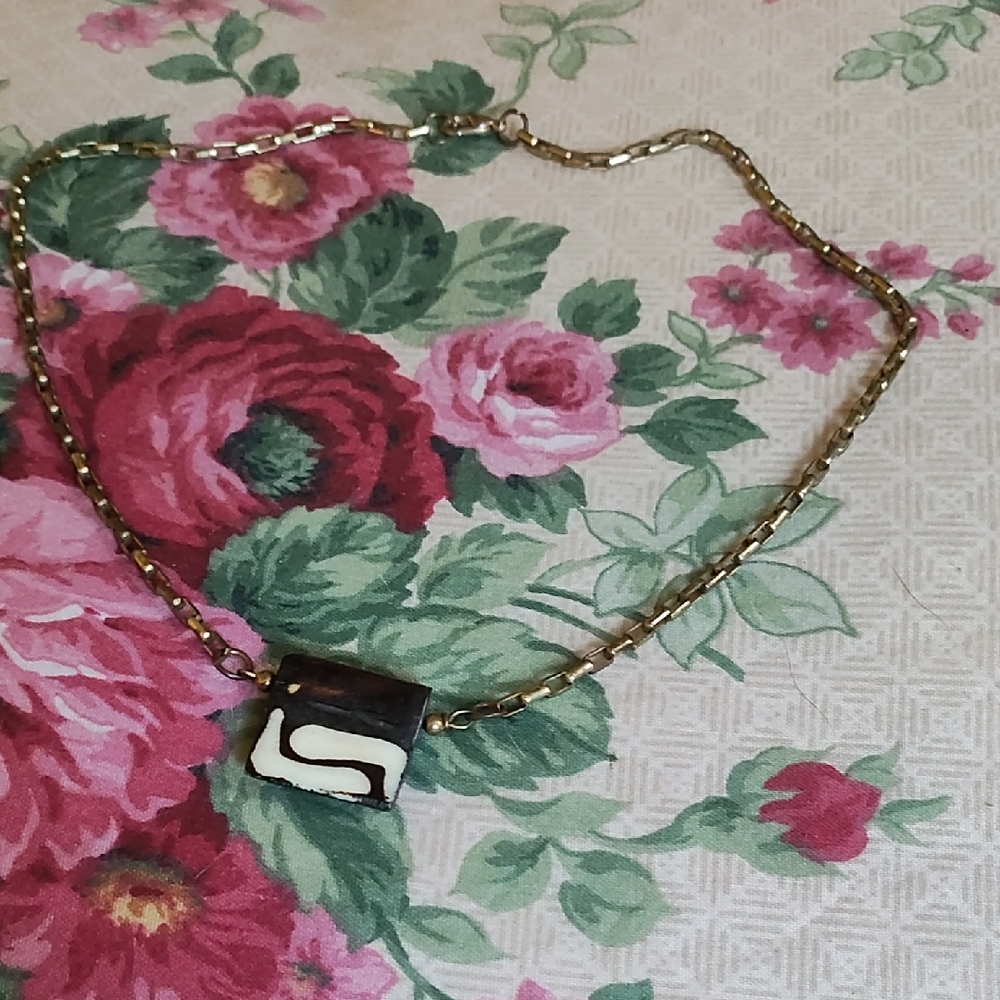 Elegant Gold and Black Pendant Necklace